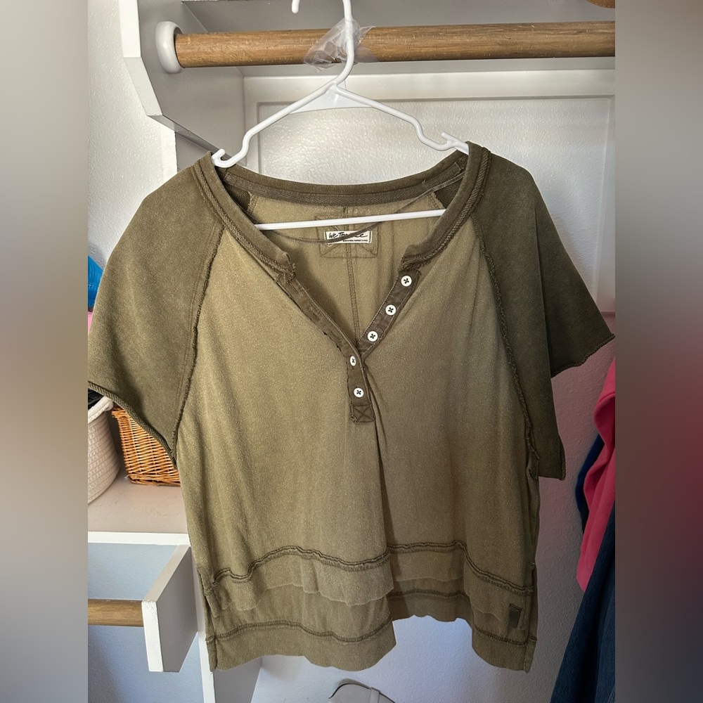 We The Free Eyes Closed Henley - Army green